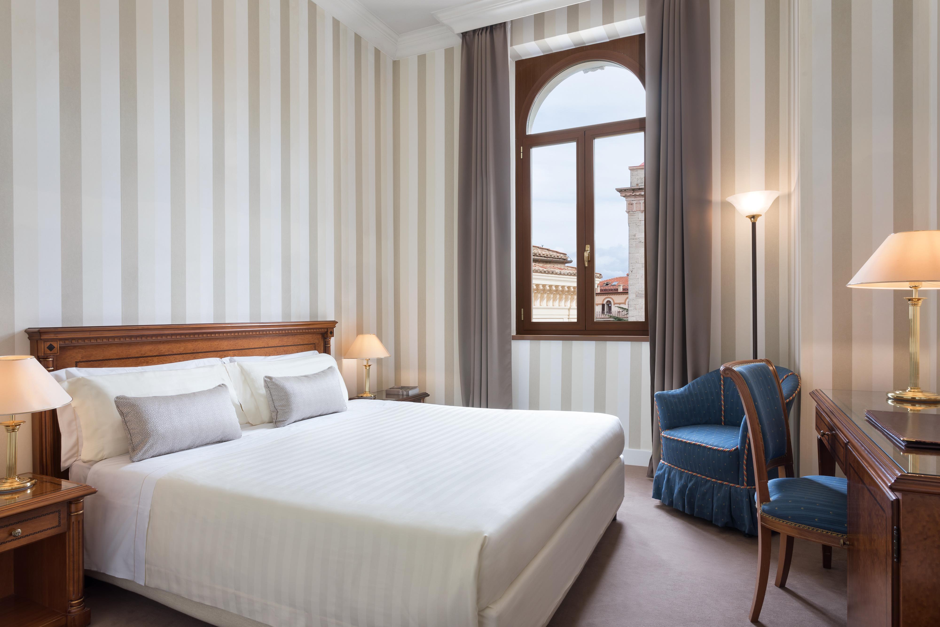 فندق بروفاني بالاس بيرودجا المظهر الخارجي الصورة A room at the hotel
