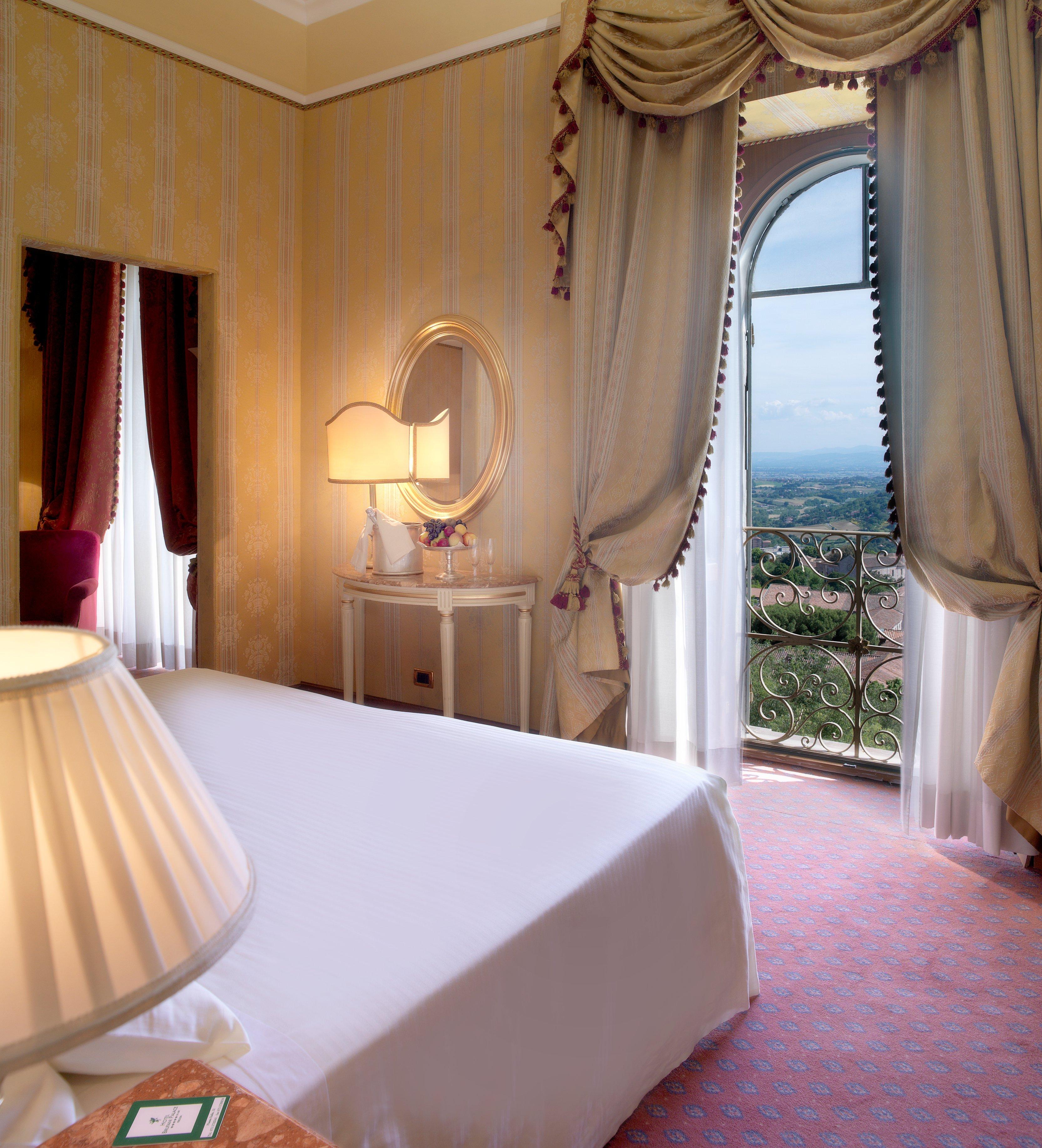 فندق بروفاني بالاس بيرودجا المظهر الخارجي الصورة A bedroom at the hotel