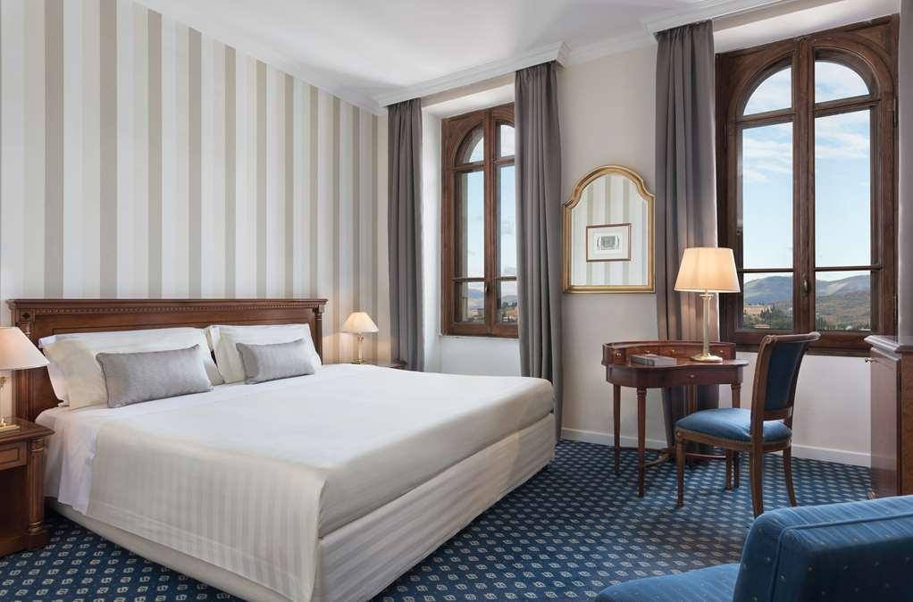 فندق بروفاني بالاس بيرودجا الغرفة الصورة A room at the hotel