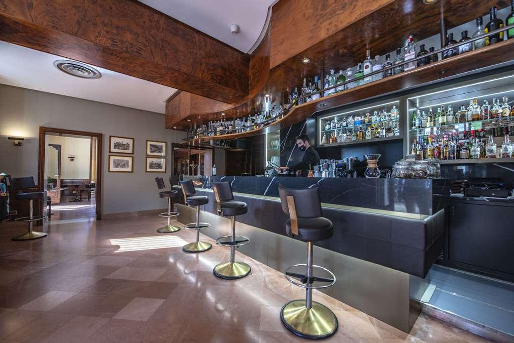 فندق بروفاني بالاس بيرودجا المطعم الصورة The bar at the hotel
