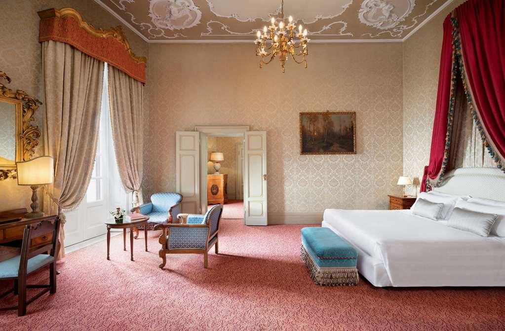 فندق بروفاني بالاس بيرودجا الغرفة الصورة A suite at the hotel