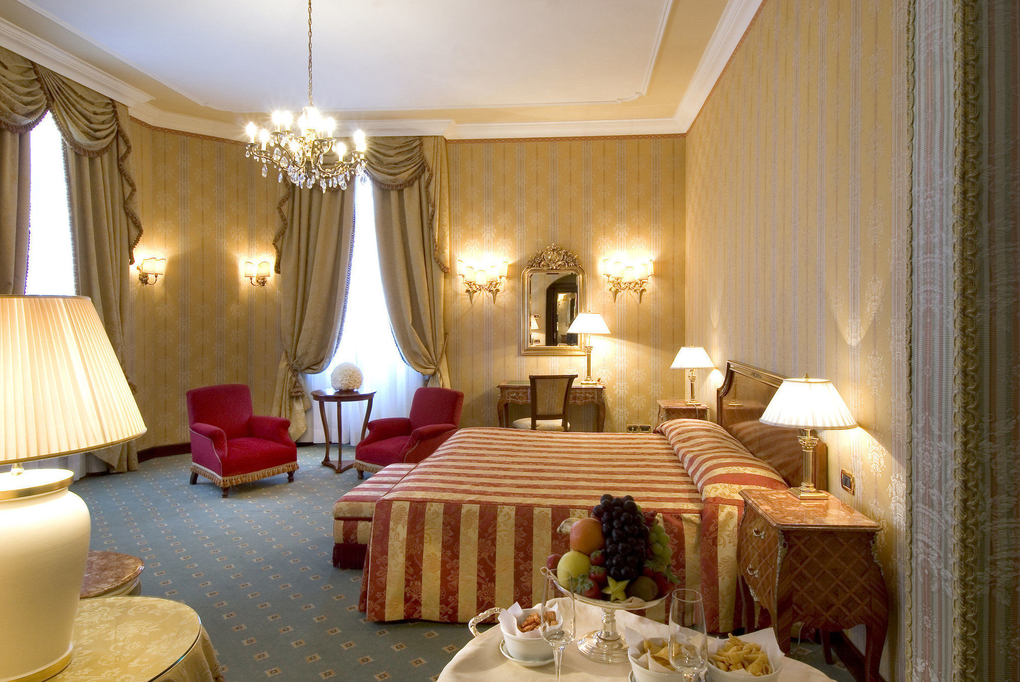 فندق بروفاني بالاس بيرودجا الغرفة الصورة A room at the hotel