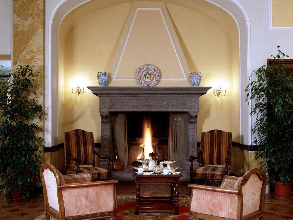 فندق بروفاني بالاس بيرودجا المظهر الداخلي الصورة The fireplace in the lobby